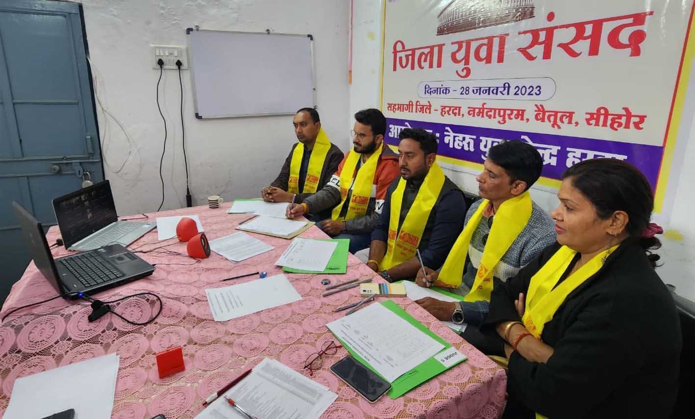युवा संसद महोत्सव में हरदा से चयनित श्रेया और शिवानी