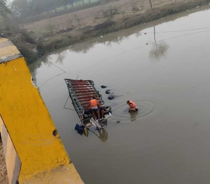 देर रात नदी में गिरा ट्रक, एक की मौत 