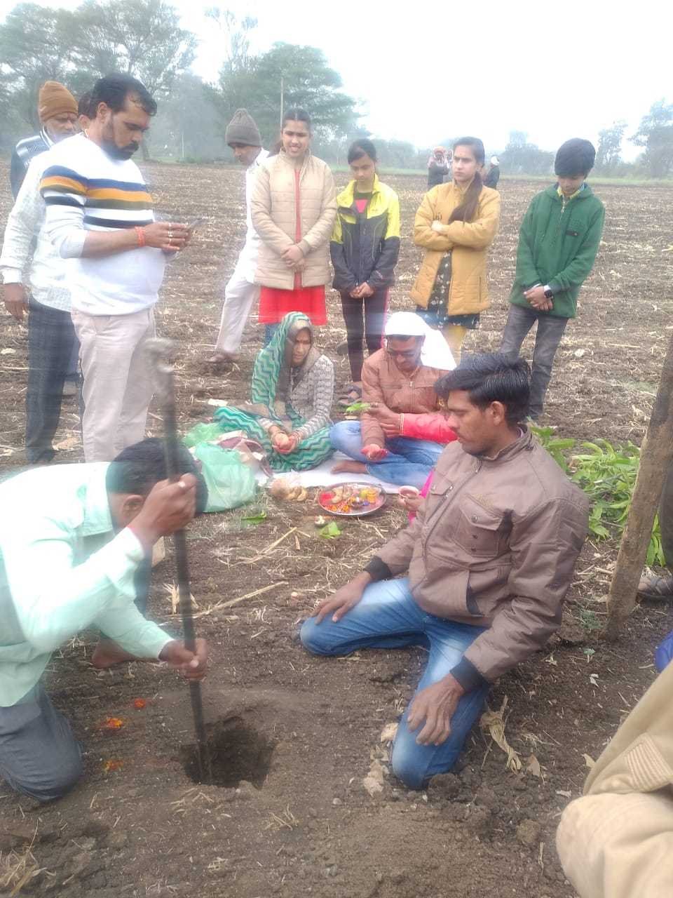 ध्वज की स्थापना हुई जिसमें भारी संख्या में ग्रामीण जन महिलाएं पहुंची मोक्ष धाम