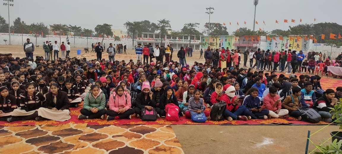 ठिठुरती ठंड में नन्हे बच्चे बैठे खुलें मैदान