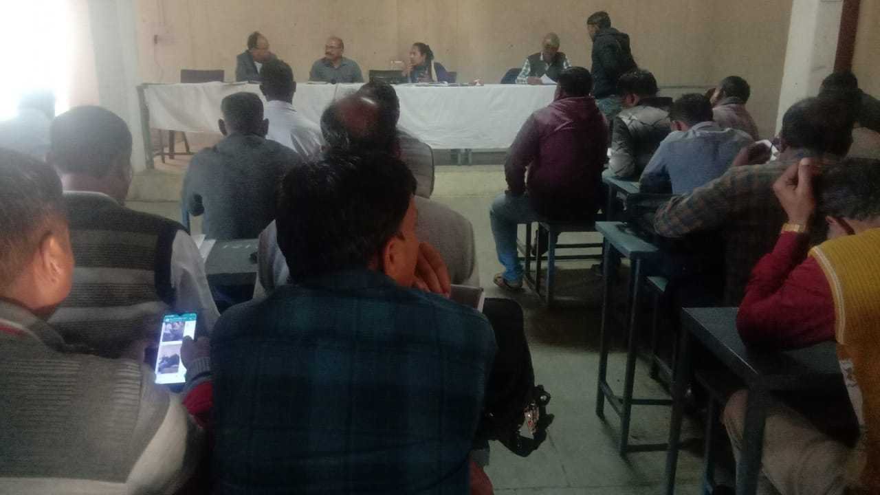 आठनेरजनपद में हुई समीक्षा* *बैठक पहुंचे सरपंच सचिव* 