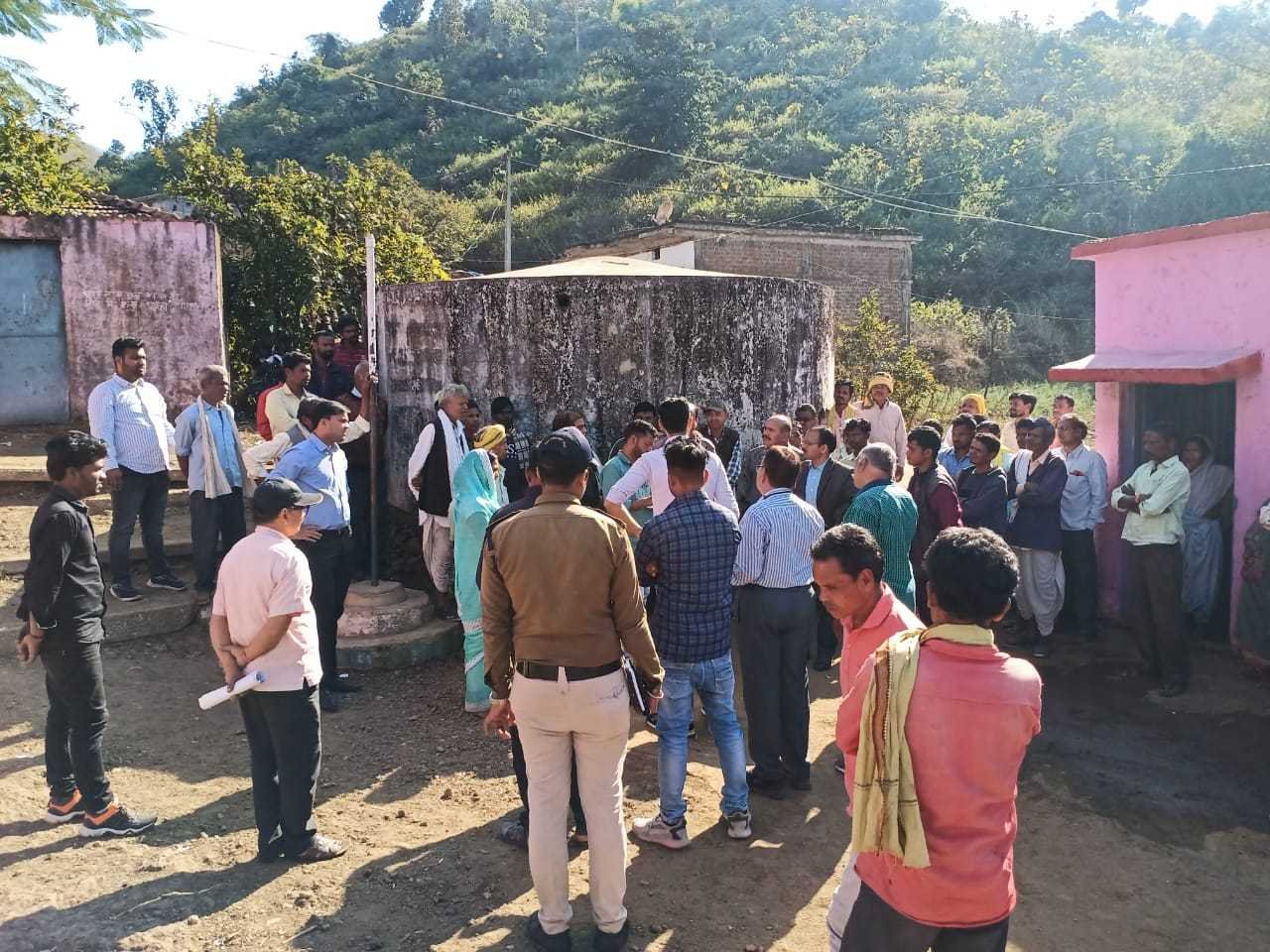 जिला* *कलेक्टर एवं जिला पंचायत सीईओ पहुंचे सिवनपाठ संचालित योजनाओं की दी ग्रामीणों को जानकारी माध्यमिक शाला के लिए चिन्हित की जगह* *चौपाल लगाकर सुनी* *समस्या