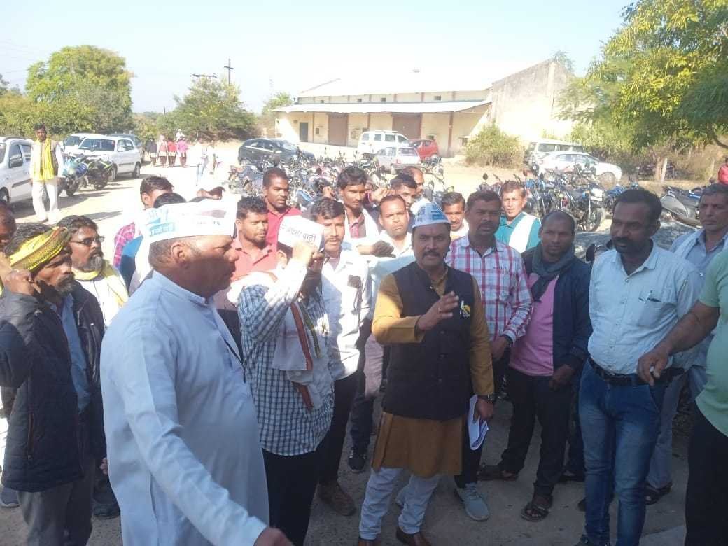 घोड़ाडोंगरी ब्लॉक के ग्राम पंचायत पांढरा में स्वजल योजना का लाभ ग्रामीणों को दिलाए जाने के लिए तसीलदार को सौंपा ज्ञापन। 