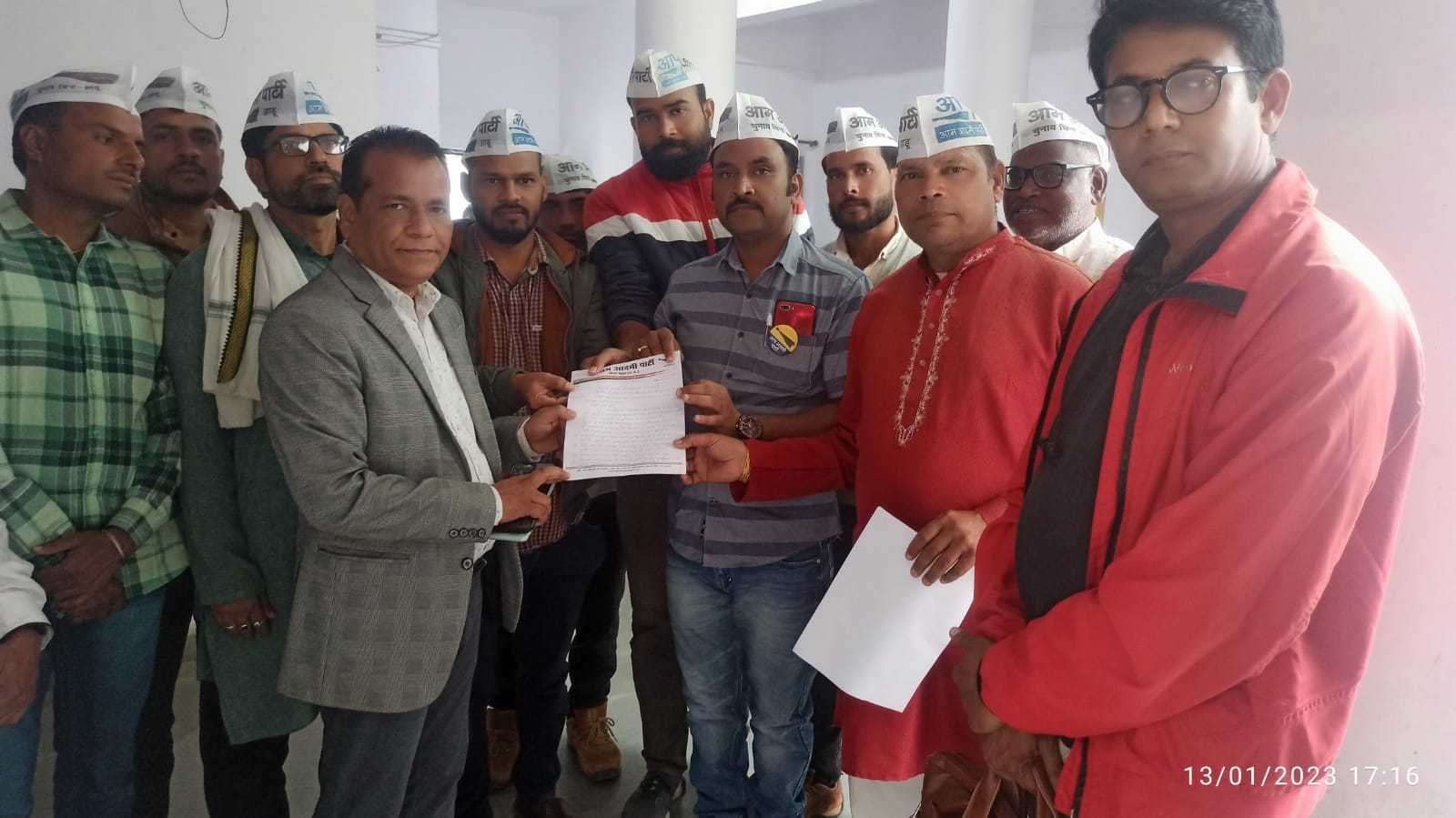 आम आदमी पार्टी बैतूल जिला अध्यक्ष अजय सोनी व प्रमुख साथियों की उपस्तिथि में जिला मुख्य चिकित्सा अधिकारी को  