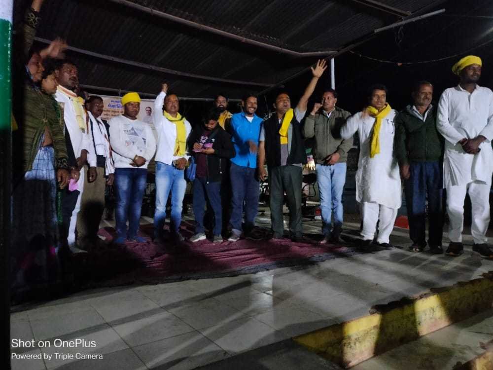 *जयेश की यात्रा का हिडली में हुआ भव्य स्वागत पुष्प वर्षा एवं फटाके जलाकर किया स्वागत*    *आठनेर मुकेश सोनी*