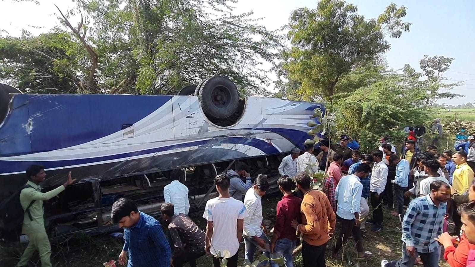इंदौर इच्छापुर हाईवे पर फिर हुआ बस हादसा,करीब तीन हताहत व कई घायल