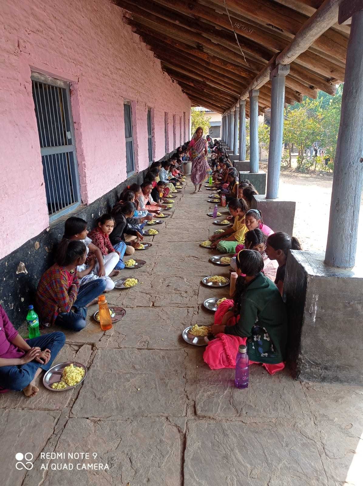 *जन शिक्षा केंद्र हिडली पहुंचे बीआरसी माध्यमिक शाला का लिया जायजा देखी भोजन व्यवस्था