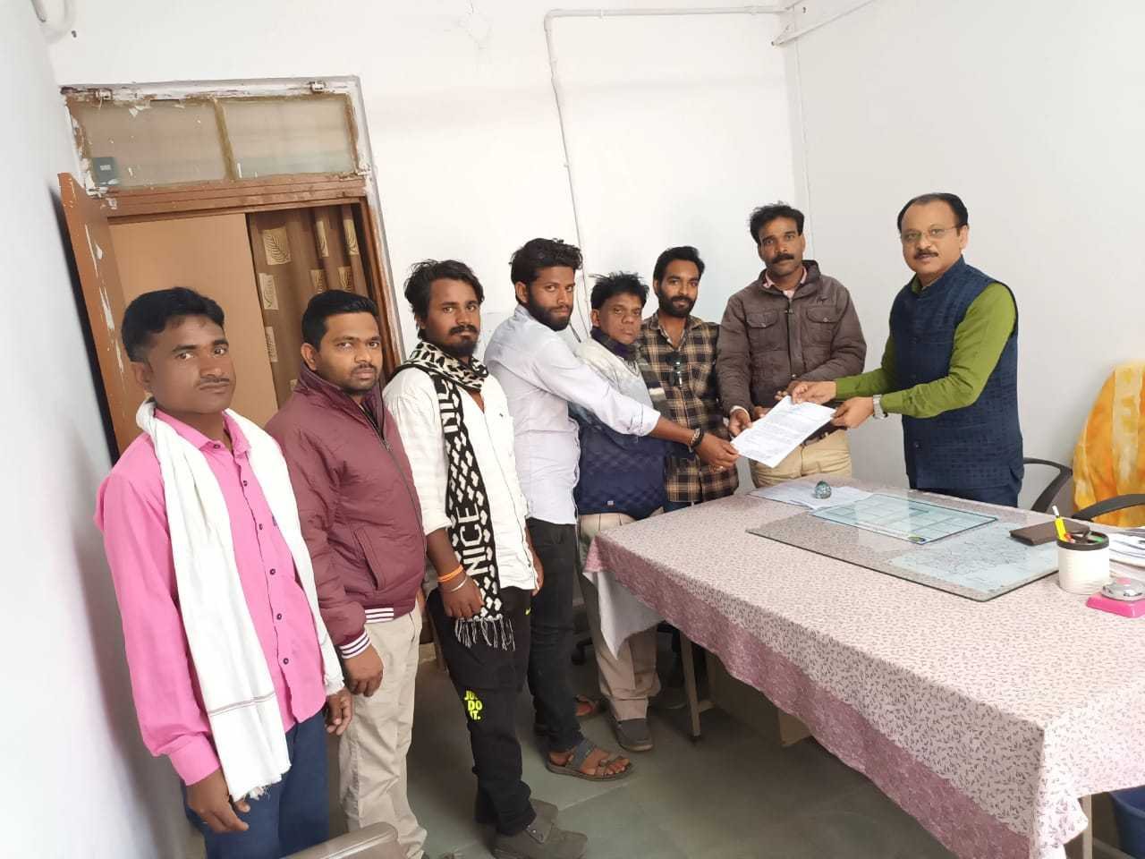 बैतूल विधानसभा उपाध्यक्ष श्रीराम मानकर के नेतृत्व में आज बैतूल विधानसभा के आठनेर ब्लॉक में ग्राम पंचायत धनोरी और ठानी में किसानों की कृषि के लिए सिंचाई के पानी की ज्वलंत समस्या के संबंध में आठनेर तहसीलदार महोदय जी को ज्ञापन सौंपा गया