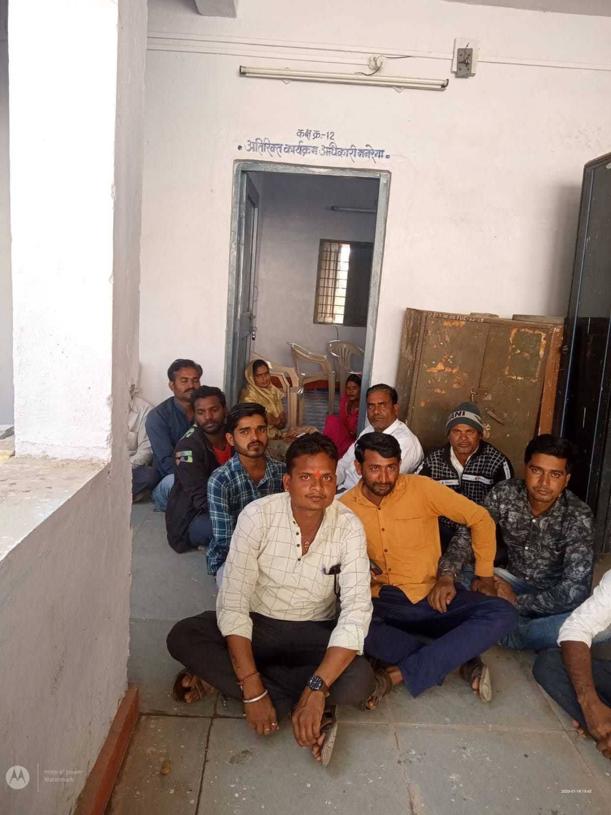 मनरेगा में भ्रष्टाचार पर जनपद उपाध्यक्ष का हल्ला बोल *सरपंच के साथ जमीन पर बैठकर धरना दिया