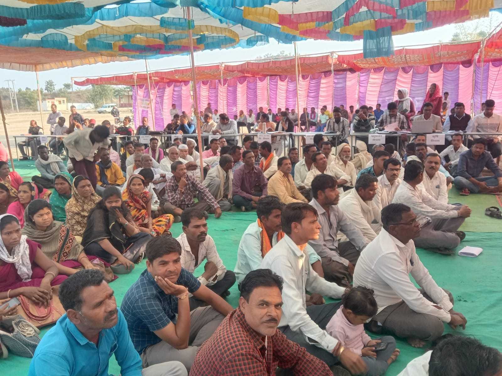 ग्रामसंवाद कार्यक्रम में** *कलेक्टर ने एक सचिव एक* *पटवारी 2 शिक्षकों को* *किया निलंबित
