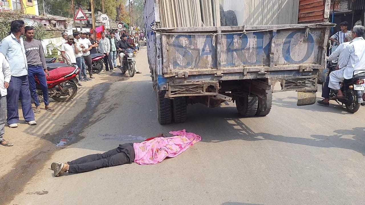 घर से निकले युवक की आईसर की चपेट में आने से हुई मौत