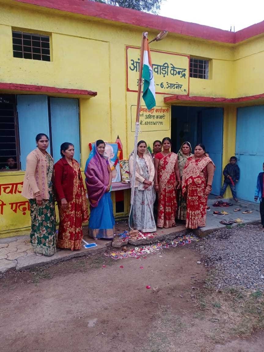 आंगनवाड़ी में पार्षदोने फहराया झंडा बच्चों के बीच पहुंचकर धूमधाम से मनाया गणतंत्र दिवस
