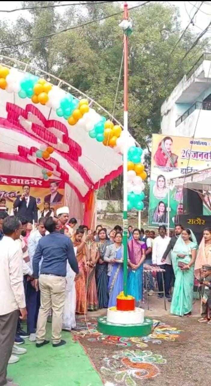 नगर परिषद के प्रांगण में संपन्न हुआ मुख्य समारोह मुख्य समारोह में नगर परिषद अध्यक्ष सुषमा मनोज जगताप ने किया ध्वजारोहण झंडे को दी सलामी हुये सांस्कृतिक कार्यक्रम