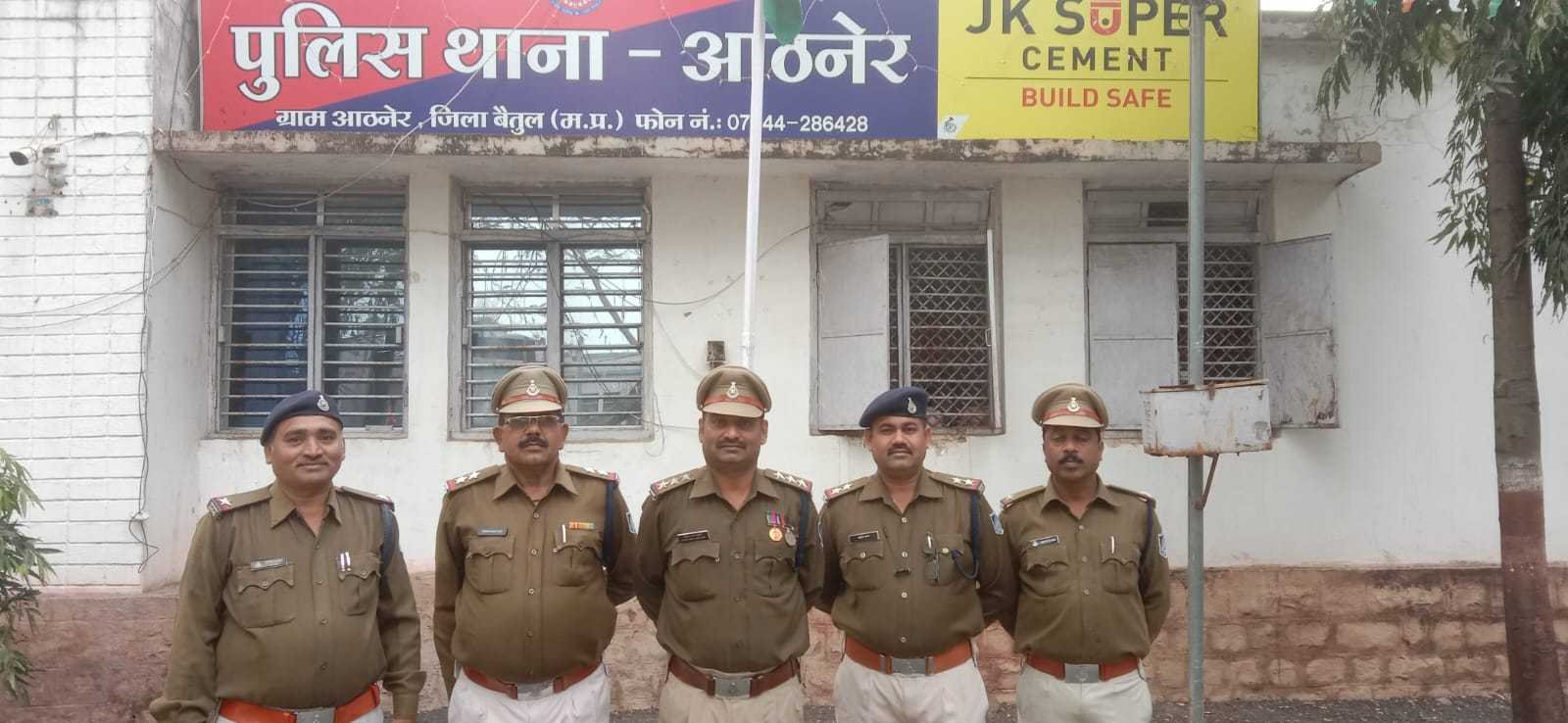 26 जनवरी के पावन पर्व पर थाना प्रभारी द्वाराथाने में किया गया ध्वजारोहण*