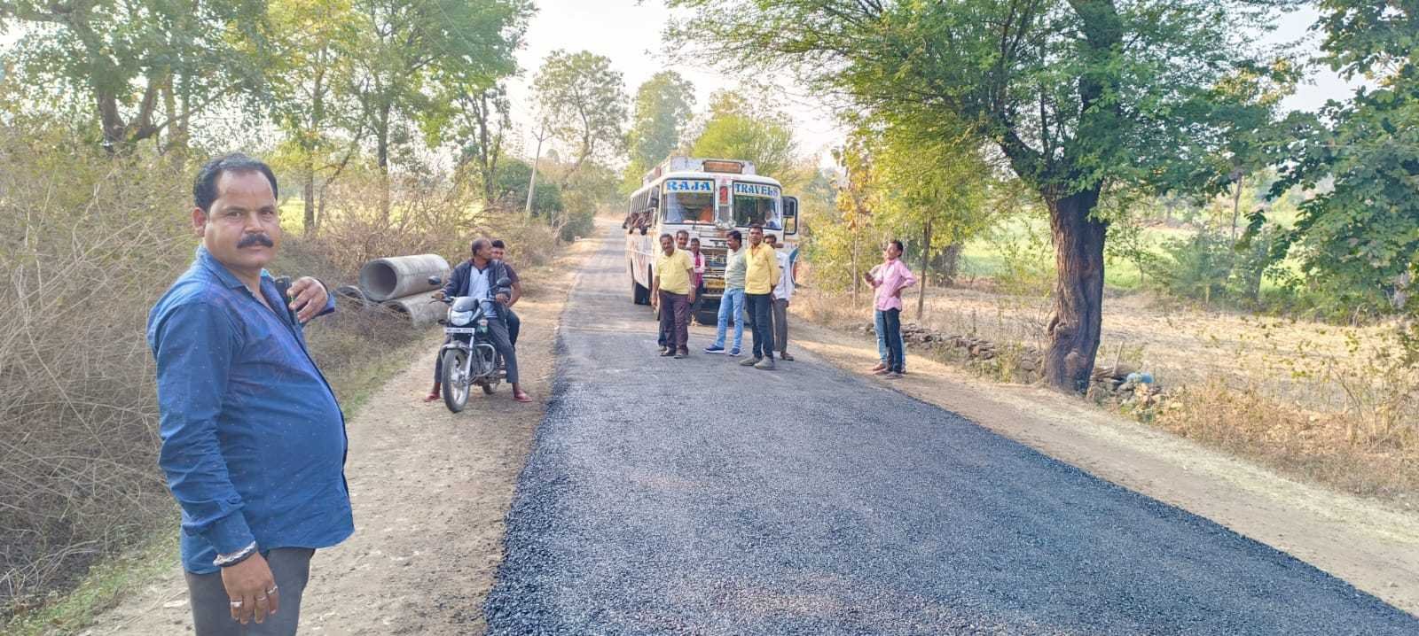 जिला पंचायत सदस्य श्रीमती अर्चना कृष्णा गायकी के प्रायस रंग लाए हिडली सड़क मार्ग डामरीकरण कार्य शुरू। 