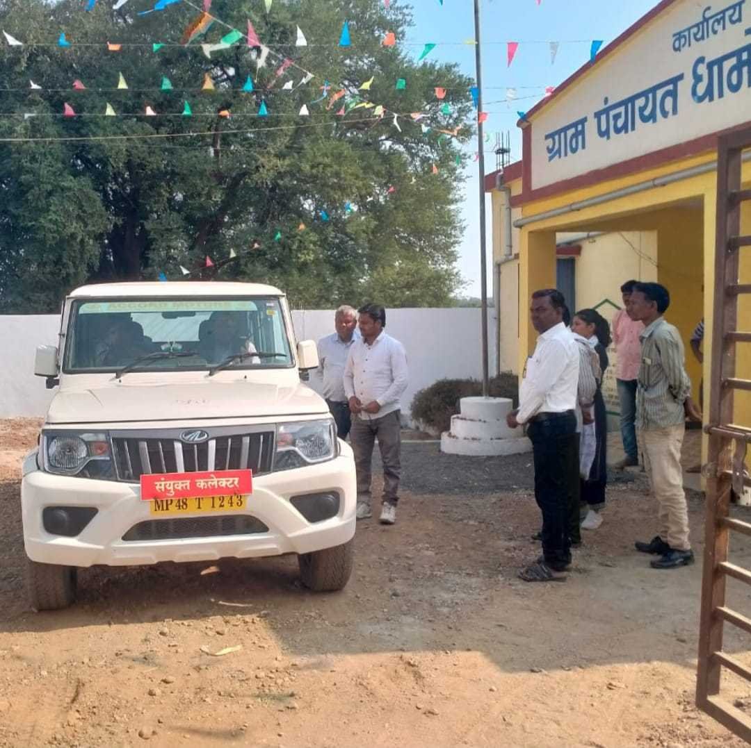 संयुक्त कलेक्टर श्री जयसवाल पहुंचे धामोरी पंचायत पहुंचकर सचिव एवं पटवारी को कार्य करने के लिए निर्देश