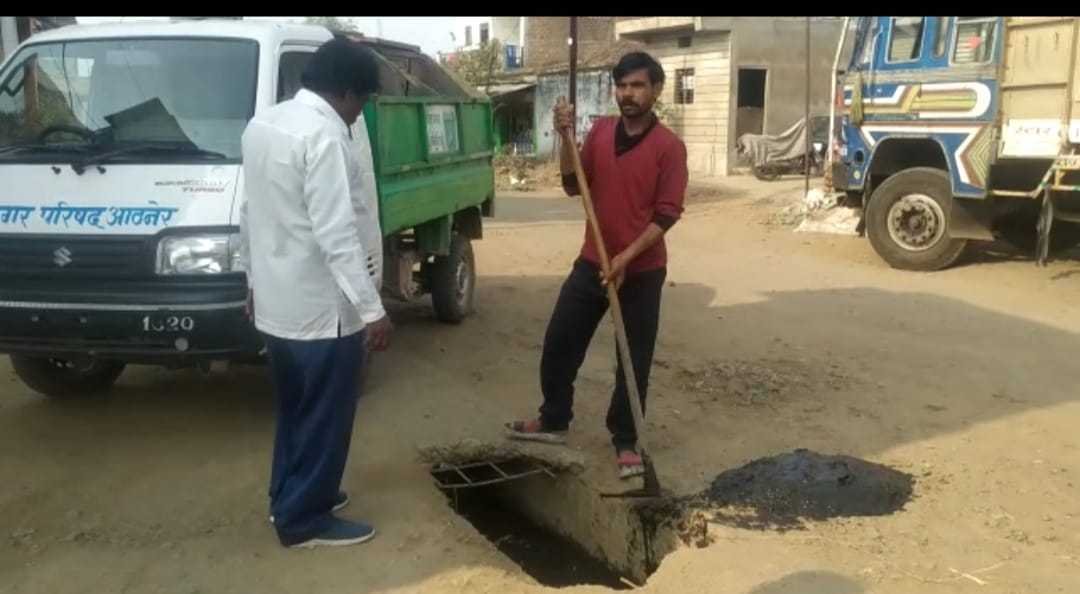 नगर में सफाई हो रही है संचालित नगर के सभी 15 वार्डों में मच्छरों का पाउडर एवं नालियों की साफ-सफाई का कार्य जोरों पर