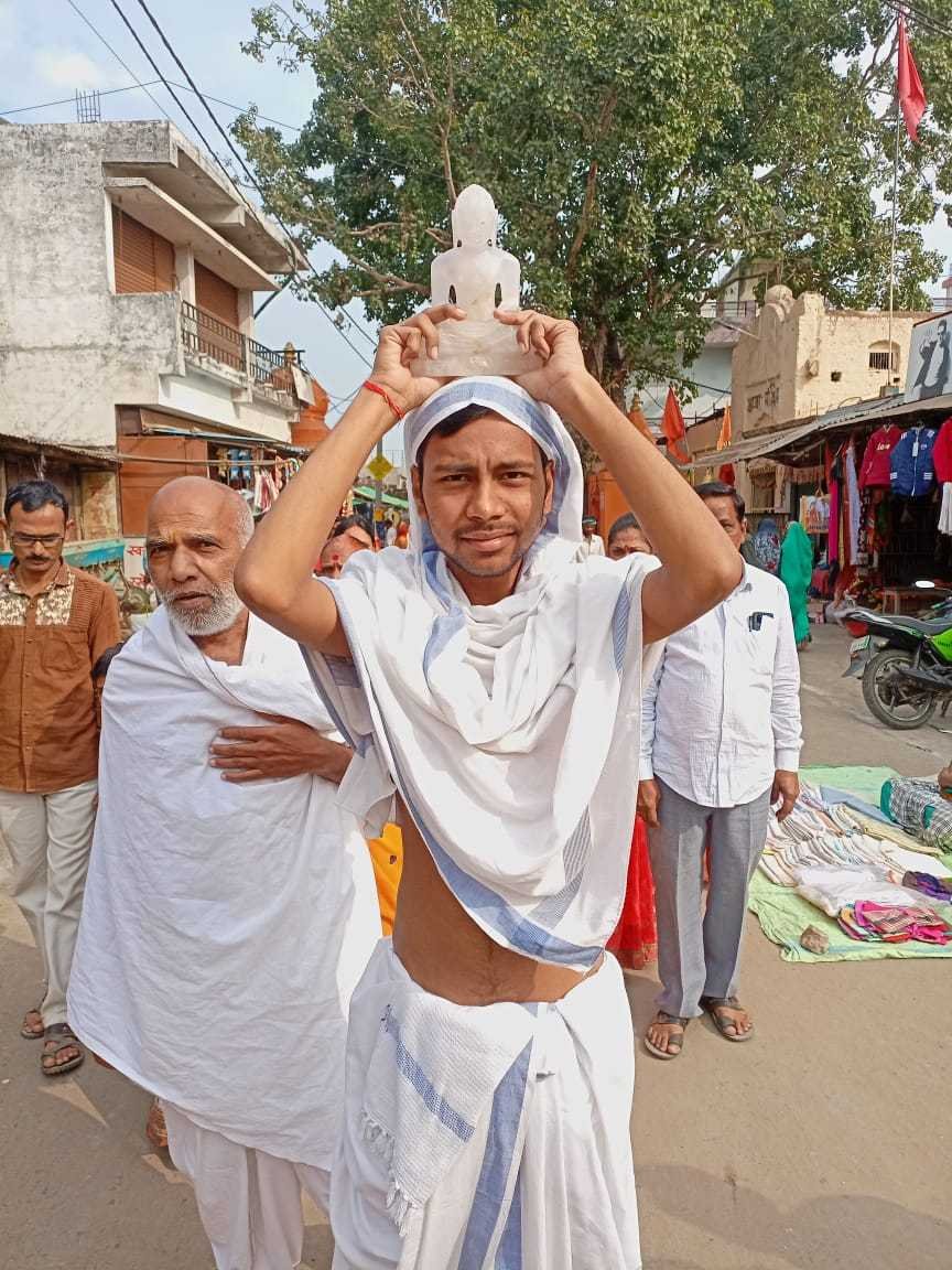 नगर के जैन मंदिर मेंचंद्रप्रभु जी की प्रतिमा पहुंची आठनेर अभिषेक कर मंदिर में हुई स्थापित