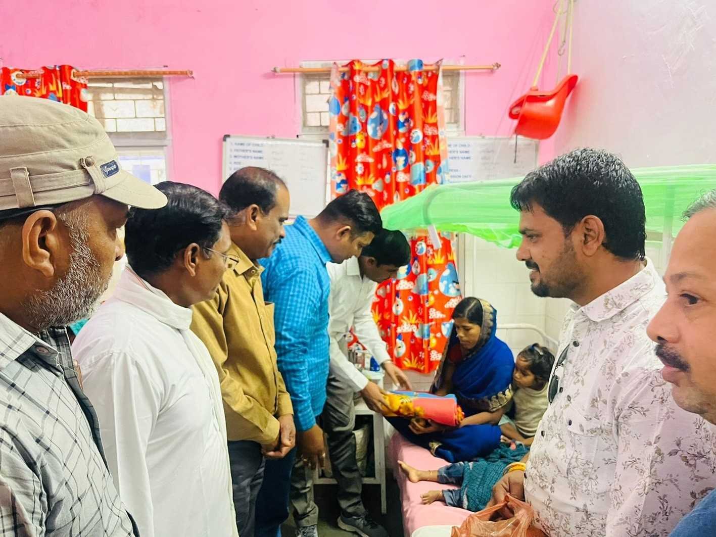 प्रदेश अध्यक्ष के जन्मदिन पर अस्पताल में मरीजों को फल बांटे