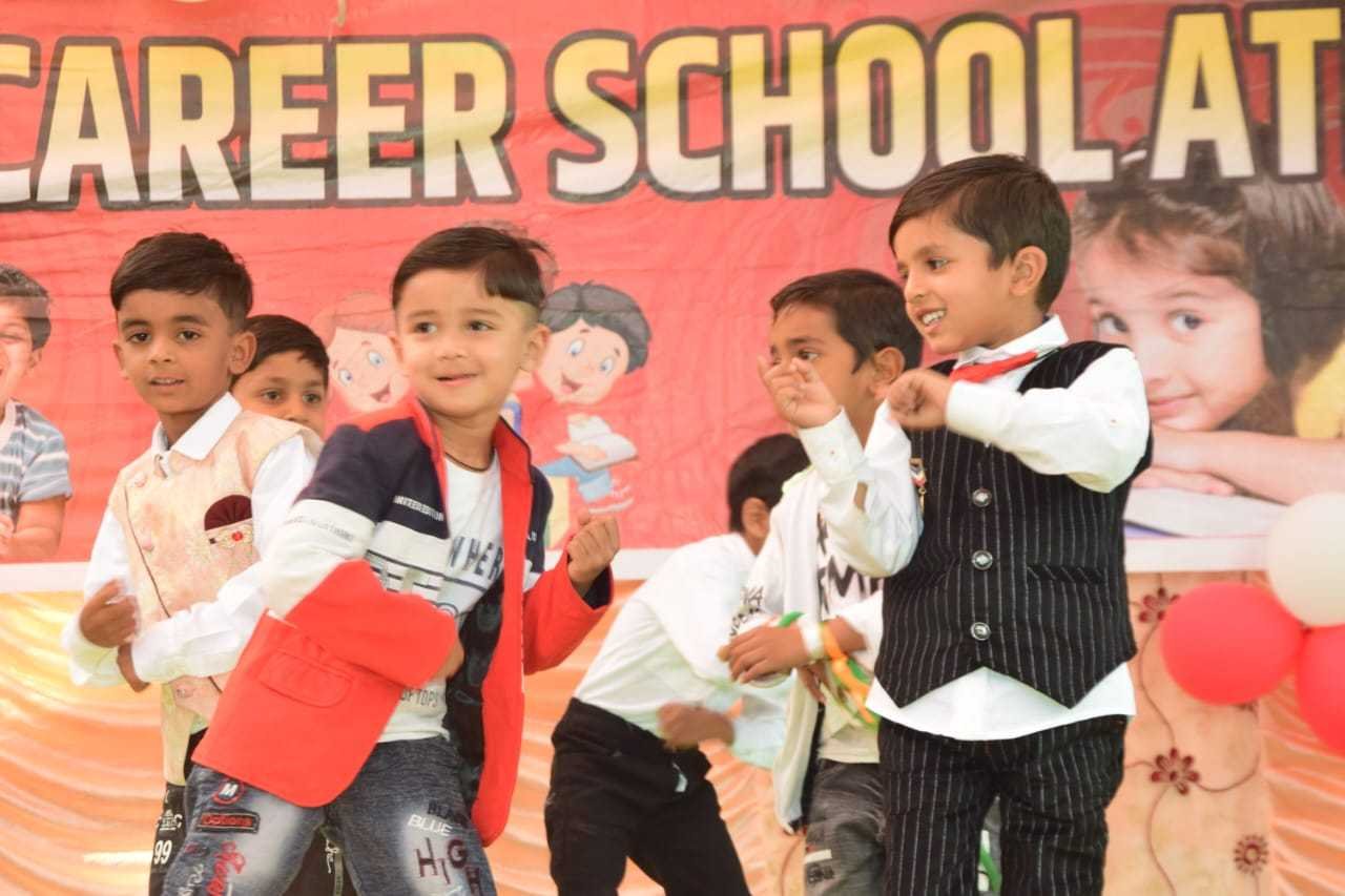 प्रिंस चाइल्ड स्कूल में आयोजित वार्षिक उत्सव कार्यक्रम में पहुंचे पूर्व सांसद हेमंत खंडेलवाल
