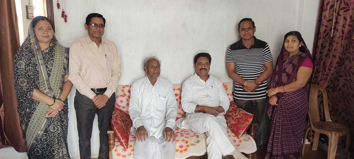 धामनगांवरेणुका धाम पहुंचे पूर्व मंत्री सुखदेव पांसे मत्था टेक माता से लिया आशीर्वाद