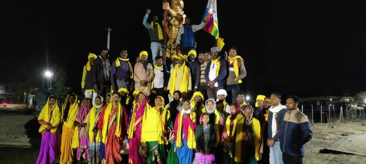 *आदिवासी समाज के कई युवा साथी अपने बड़ादेव के दर्शन के लिए हुए रवाना विधायक धरमु सिंह सिरसाम जिला पंचायत सदस्य रामचरण इरपाचे दे तिलक लगाकर एवं पुष्प माला से स्वागत कर जत्थे को किया रवाना*   *आठनेर मुकेश सोनी*