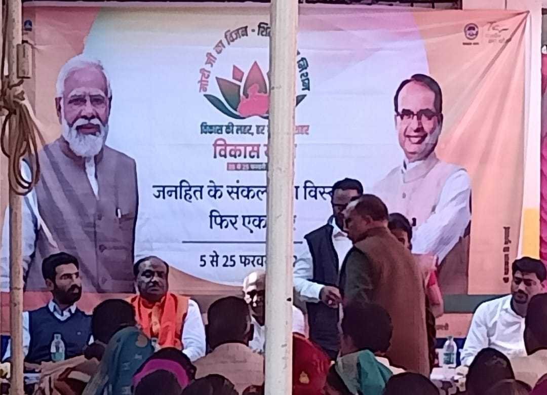 भोला मंडल चौरागढ़ समिति का आज नगर में पूजन पाठ के लिए घूम रहा है त्रिशूल शक्ति सभी भक्तोंगण अपने अपने घरों पर कर रहे त्रिशूल की पूजा-अर्चना