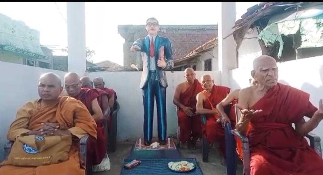 *भिक्षु संघ पहुंचा ग्राम खापा सभी ने किए दर्शन लिया आशीर्वाद*     *आठनेर मुकेश सोनी*