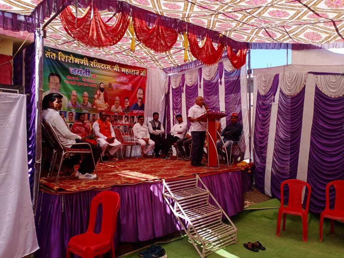 संत रविदास अमर रहे के जयकारों से गुंजायमान हुआ नगर 446 वी जयंती मनाई धूमधाम से उल्लास व भक्ति भाव के साथ निकला जुलूस संत रविदास की प्रतिमा पर माल्यार्पण एवं दीप प्रज्वलित कर प्रारंभ हुआ कार्यक्रम
