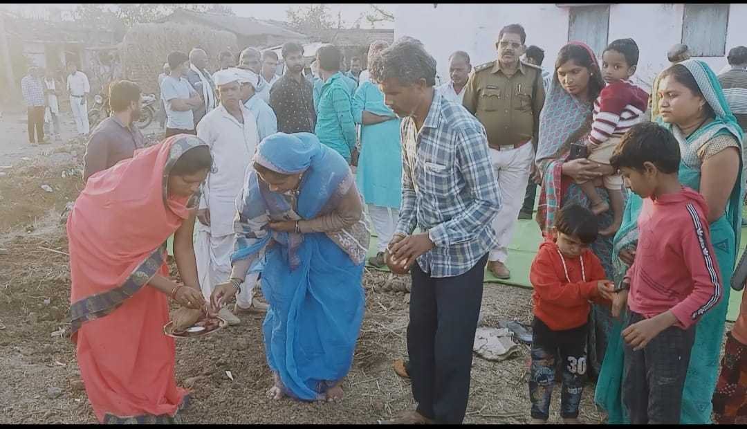 बैगर स्थान परिवर्तन सूचना के ही प्रधानमंत्री आवास निर्माण कर रहे हितग्राहीके निर्माण कार्य पर आर आई