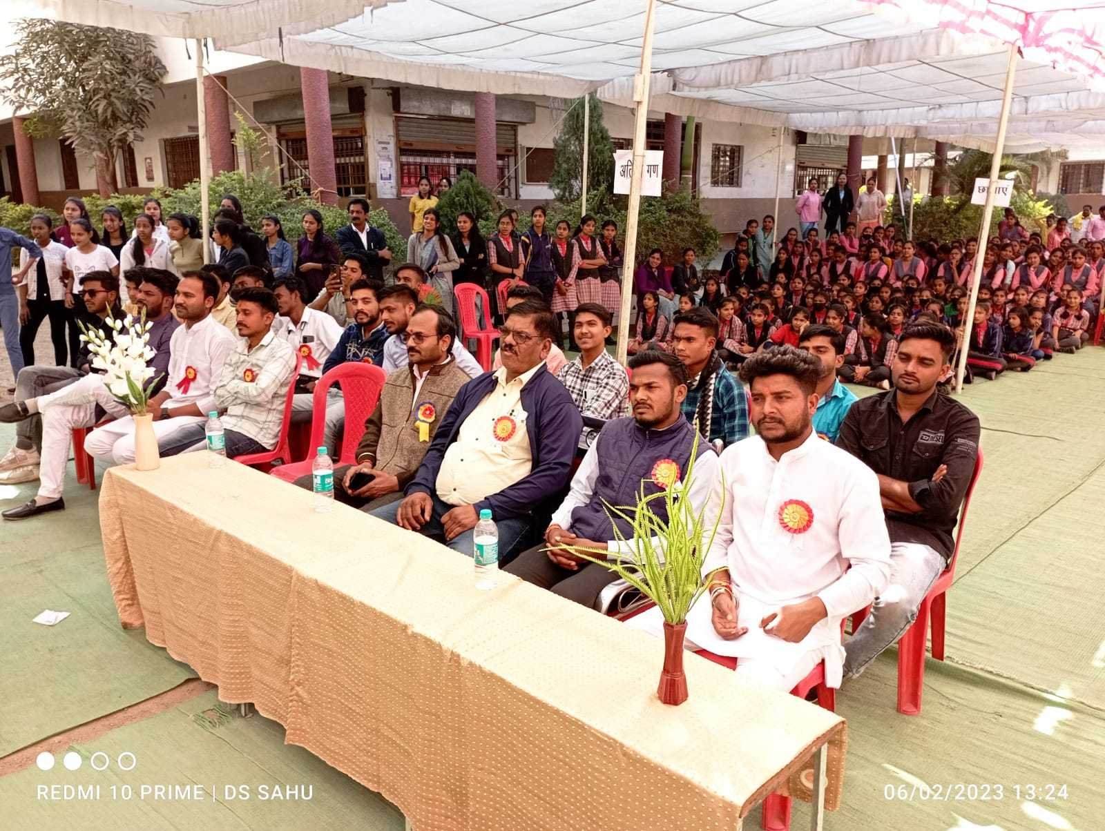 आठनेर के पंडित द्वारिका दास महाविद्यालय में हुए कई सांस्कृतिक* कार्यक्रम मुख्य अतिथि बतौर पहुंचे शासकीय महाविद्यालय के प्राचार्य श्री खास देवसर एवं अखिल भारतीय विद्यार्थी* *परिषद* *के* *सौरभ आजाद एवं सभी* *पदाधिकारी गण*