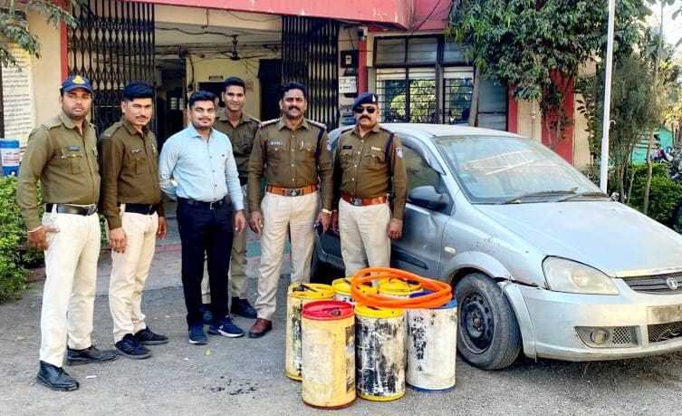 सनावद पुलिस ने वाहनों से डीजल चोरी करने वाले गिरोह किया गिरफ्तार 
