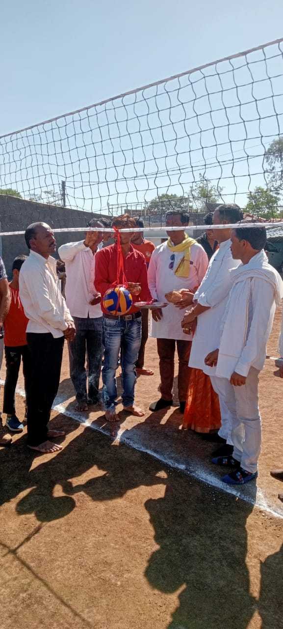 *धावड़ी में हुआ वॉलीबॉल* *टूर्नामेंट का शुभारंभ*    *पूर्व लोकसभा प्रत्याशी रामू* *जीटेकाम  एवं जिला* *पंचायत सदस्य रामचरण* *इरपाचे ने किया कार्यक्रम का* *शुभारंभ*     *आठनेर मुकेश सोनी*