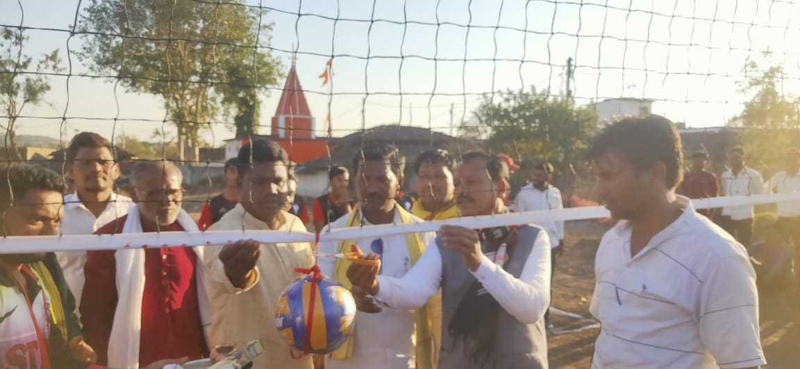 *जिला पंचायत सदस्यरामचरण इरपाचे के मुख्य अतिथि में खेरवाड़ा में प्रारंभ हुई वॉलीबॉल प्रतियोगिता*     *आठनेर मुकेश सोनी*