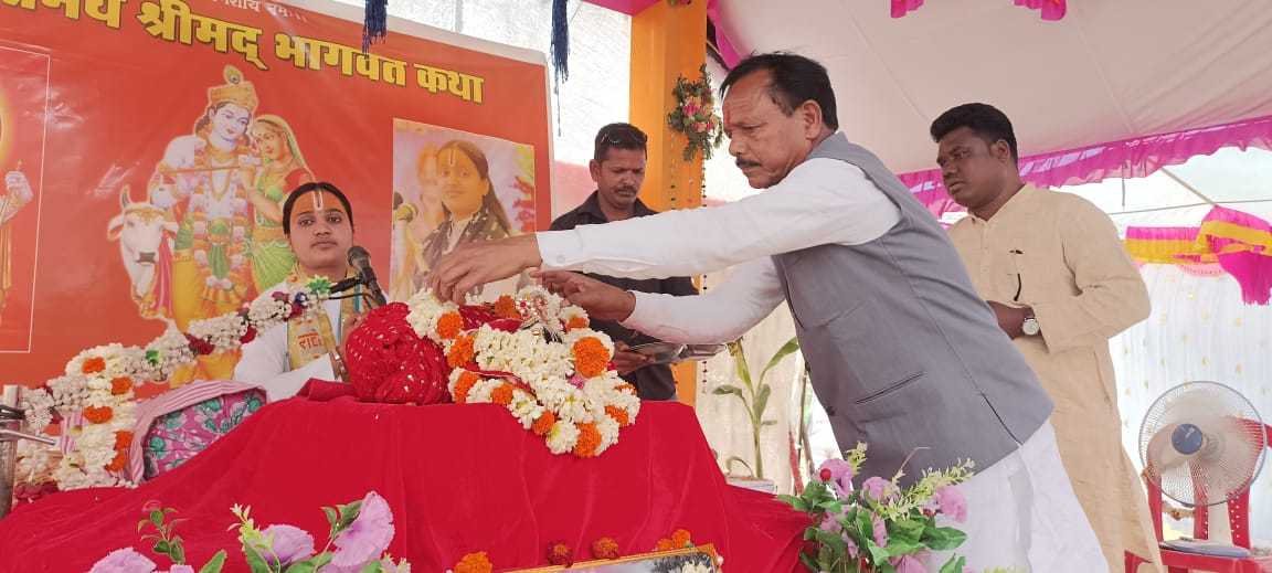 *भैंस देही विधानसभा क्षेत्र के* *लोकप्रिय विधायक धर्मु* *सिंह जी सिरसा म*   *पहुंचे अकलवाड़ी*      *भागवत कथा का किया*   *श्रवण*    *आठनेर मुकेश सोनी*