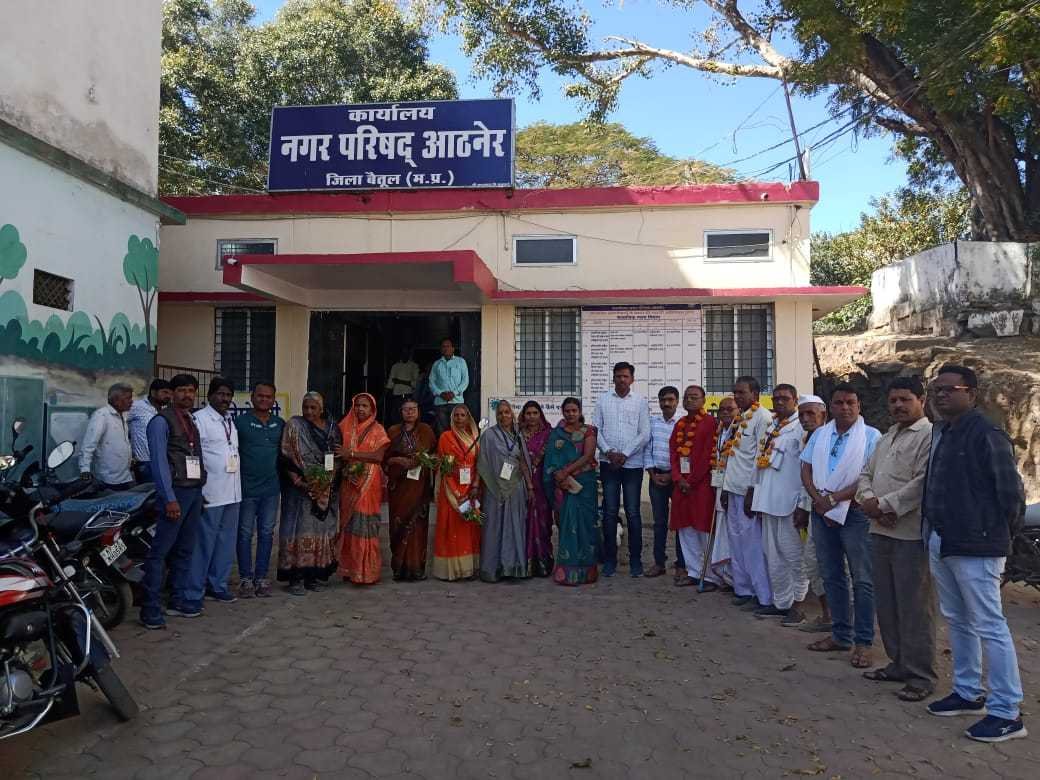 मुख्यमंत्री तीर्थ दर्शन के हितग्राही योको नगर परिषद अध्यक्ष उपाध्यक्ष एवं पार्षदों ने स्वागत सत्कार कर अयोध्या के लिए किया रवाना