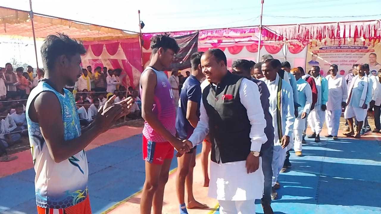 कबड्डी प्रतियोगिता के समापन में पहुंचे रामू टेकाम