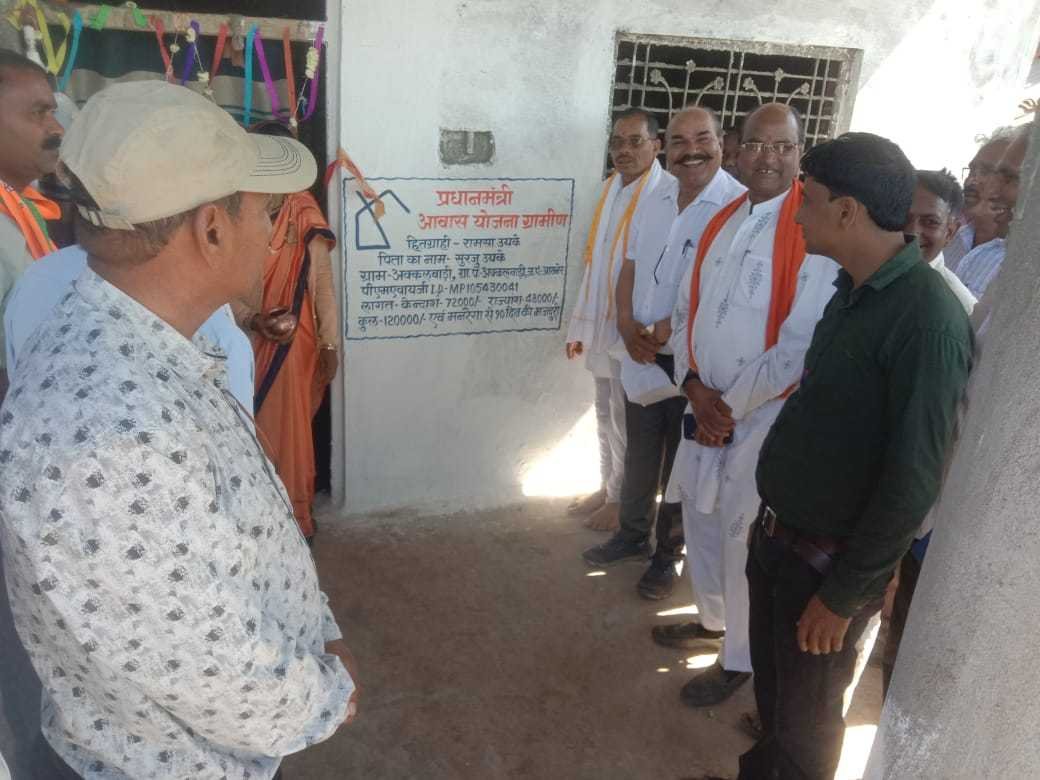 विकास यात्रा मेंदिव्यांगको पेंशन रामसा को प्रधानमंत्री आवास की मिली सौगात