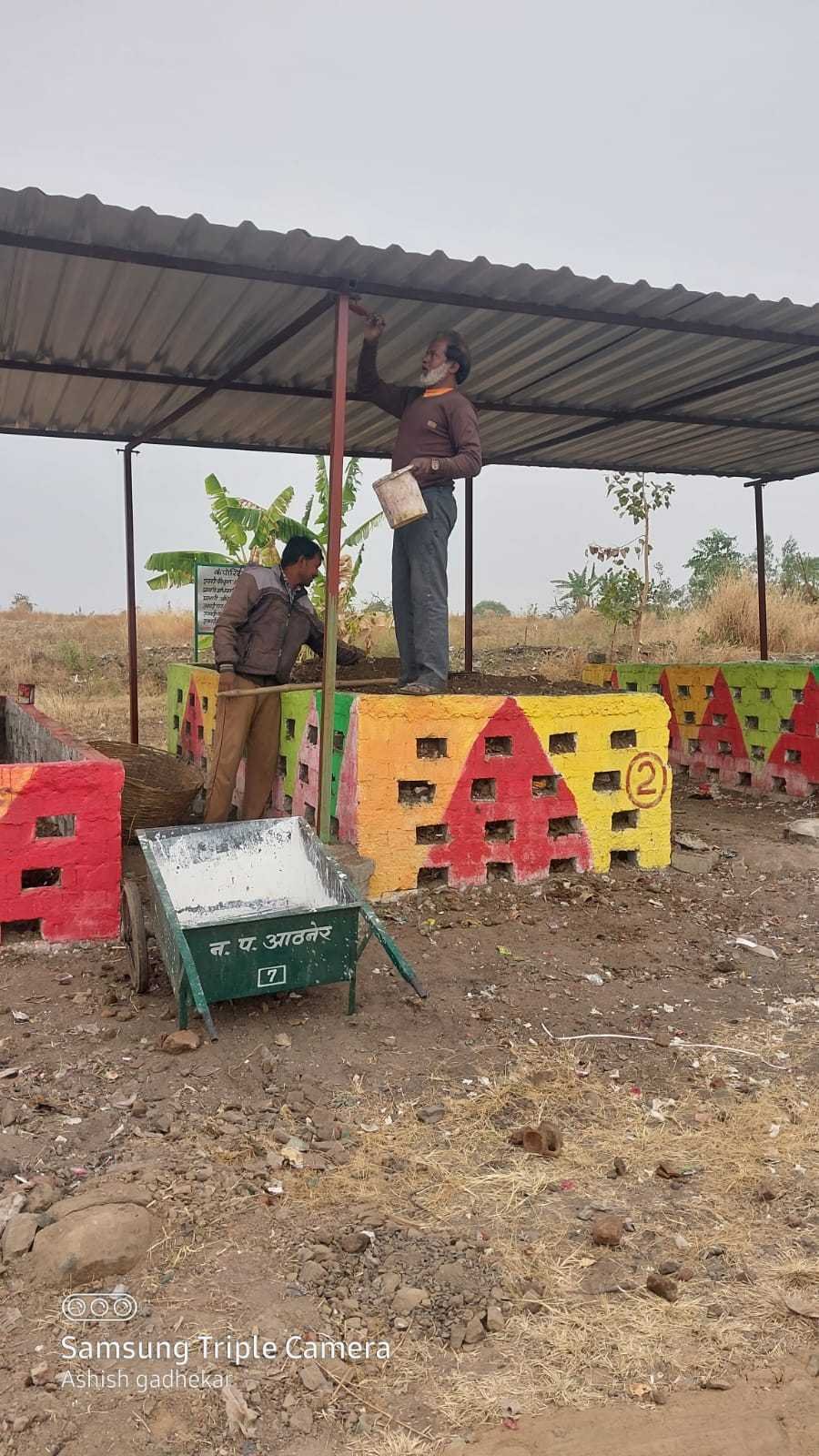 प्रति दिवस 5/से6 ट्राली एवं मार्केट के दूसरे दिन 10 से 12 ट्राली प्रति दिवस निकलता है कचरा नगरवासी कर रहे स्वच्छता में अच्छा सहयोग