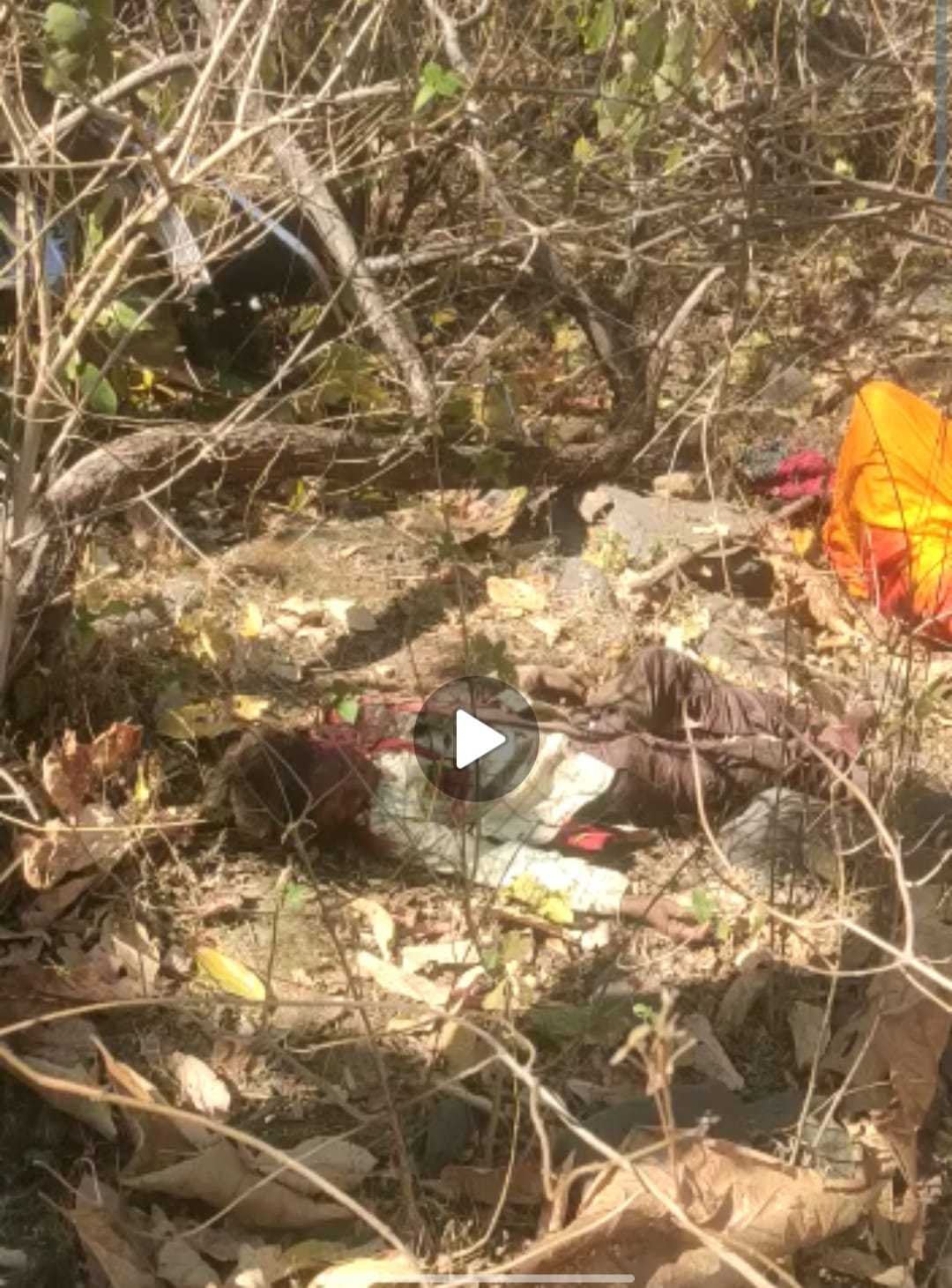 चीज पार्टी गांव में पचमढ़ी जाते समय पलटी पिकअप पिता पुत्र एवं पत्नी की हुई मौत 2 मौत और होने की पुष्टि कुल 5 मौत अभी तक हो चुकी है
