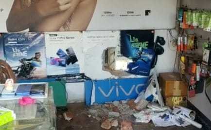 अज्ञात चोरों ने मोबाइल दुकान की दीवार में होल कर चोरी की वारदात को दिया अंजाम