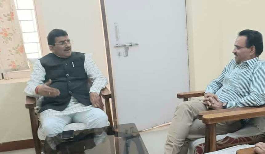 शहरी और ग्रामीण क्षेत्रों के विकास कार्य हेतु सांसद पाटिल ने जिला कलेक्टर वर्मा से की चर्चा