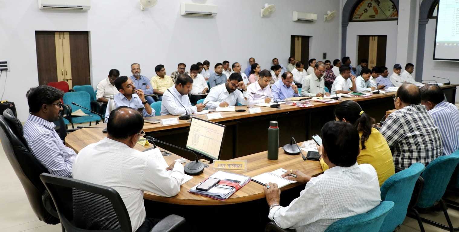 साप्ताहिक समीक्षा बैठक में कलेक्टर श्री सिंह ने अधिकारियों को दिए निर्देश