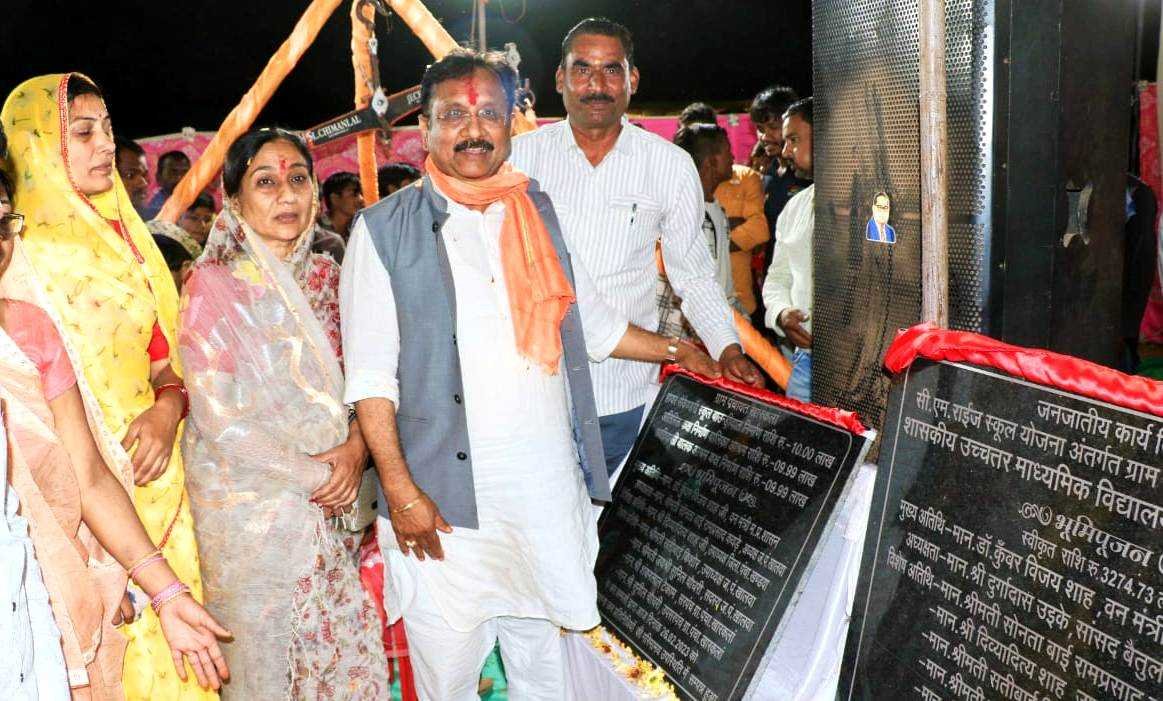विकास यात्रा के दौरान खालवा क्षेत्र को मिली सी.एम. राइज स्कूल की सौगात