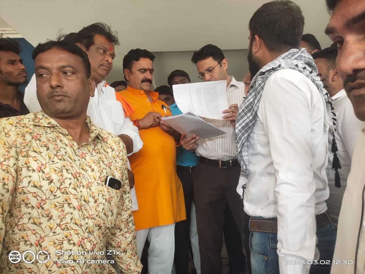पूर्व पार्षद अपने आपको बताता है पार्षद