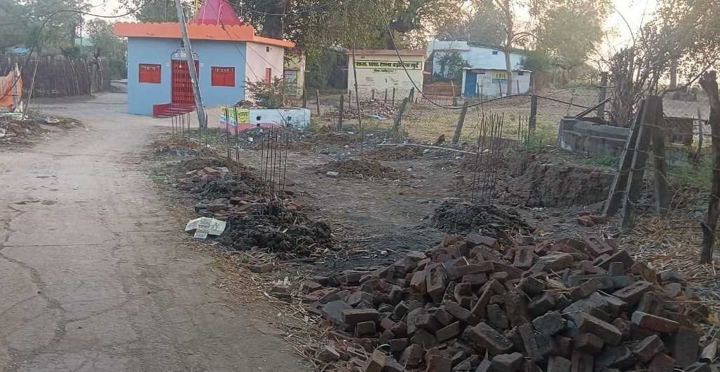 दबंगों ने सरकारी रास्ते पर अवैध निर्माण कर खड़े किये पिलर, स्कूल मैदान पर भी कब्जा