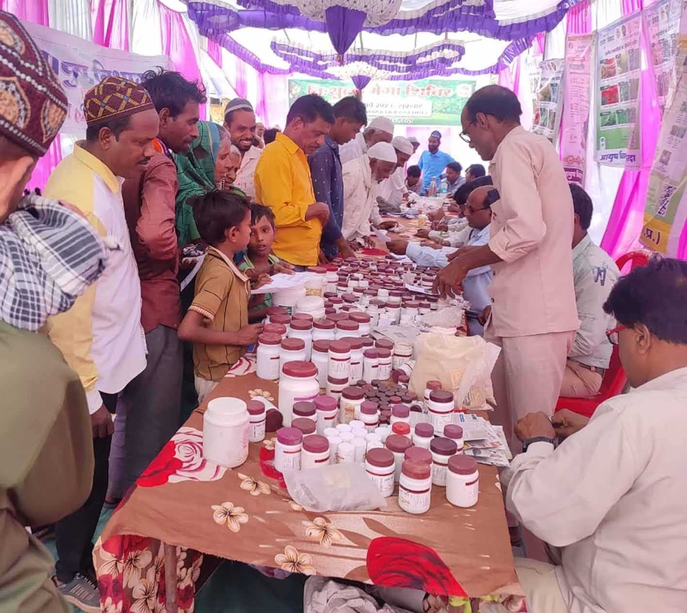 मेगा आयुष शिविर में 327 का हुआ उपचार  