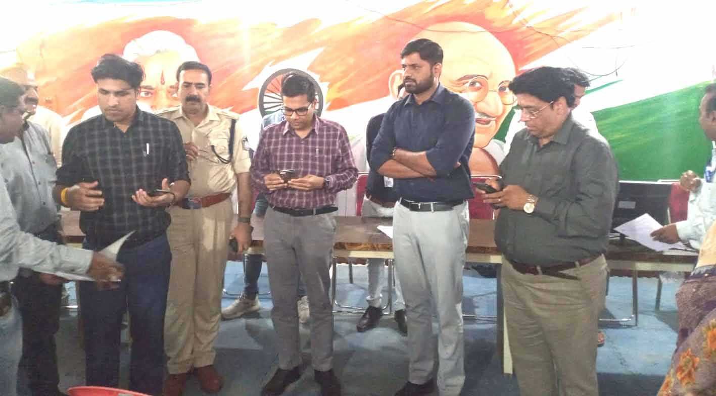 कलेक्टर ने मोबाईल से किया पंजीयन