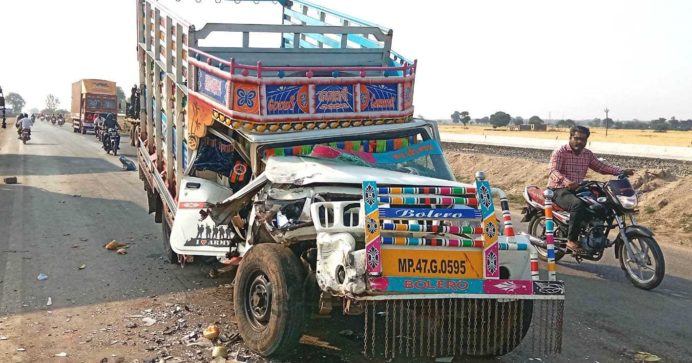 हाईवे पर हादसा… दो वाहनों की भिडंत, परखच्चे उड़े