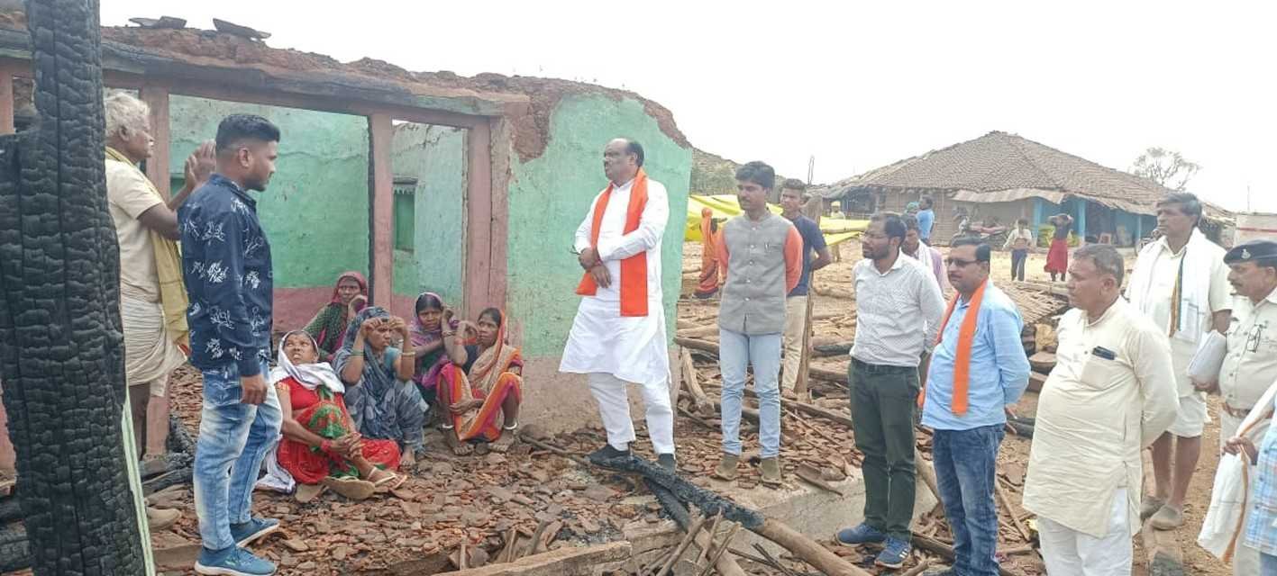अग्नि पीडि़तों से मिलने पहुंचे सांसद उईके